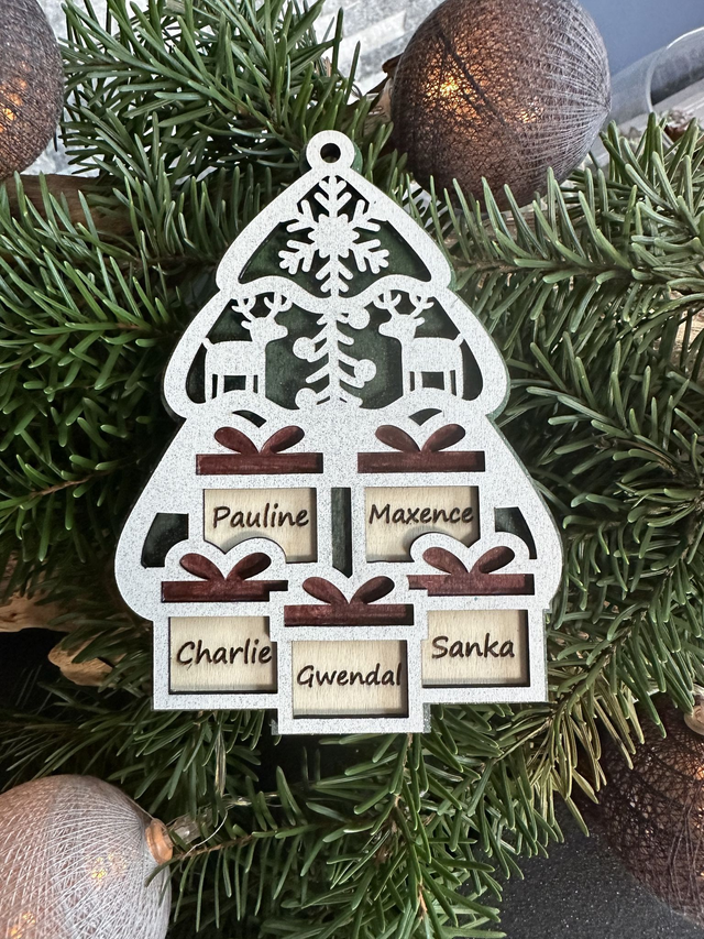 Boule de Noël en bois – Sapin vert et cadeaux personnalisés