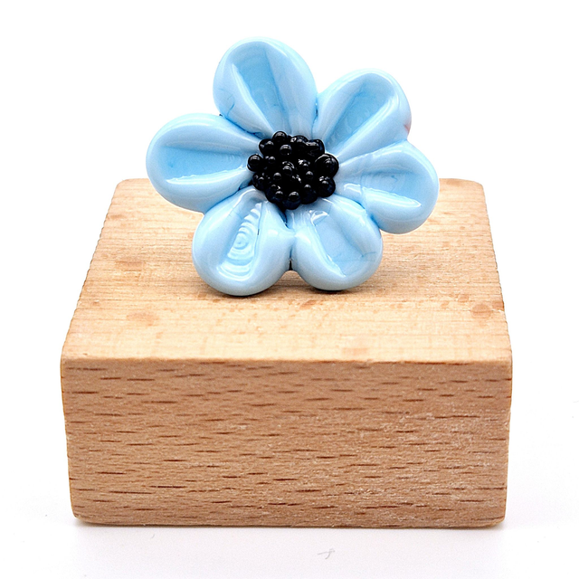 Pin's Marguerite bleue 2