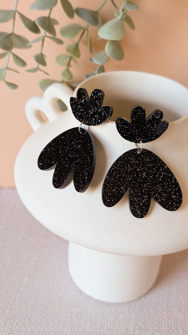 Boucles d&#039;oreilles noires pailletées en plexi