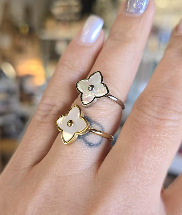 Bague réglable plate "Karly" en acier inoxydable doré ou argenté + nacre