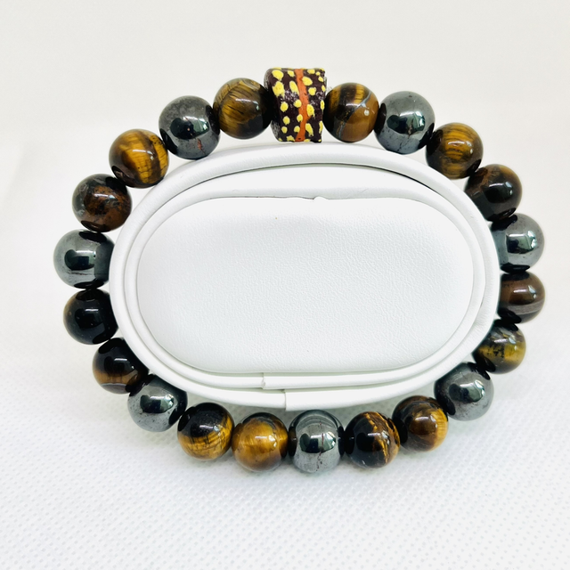 Tribal Focus – Armband met Tijgeroog &amp; Krobo-kraal