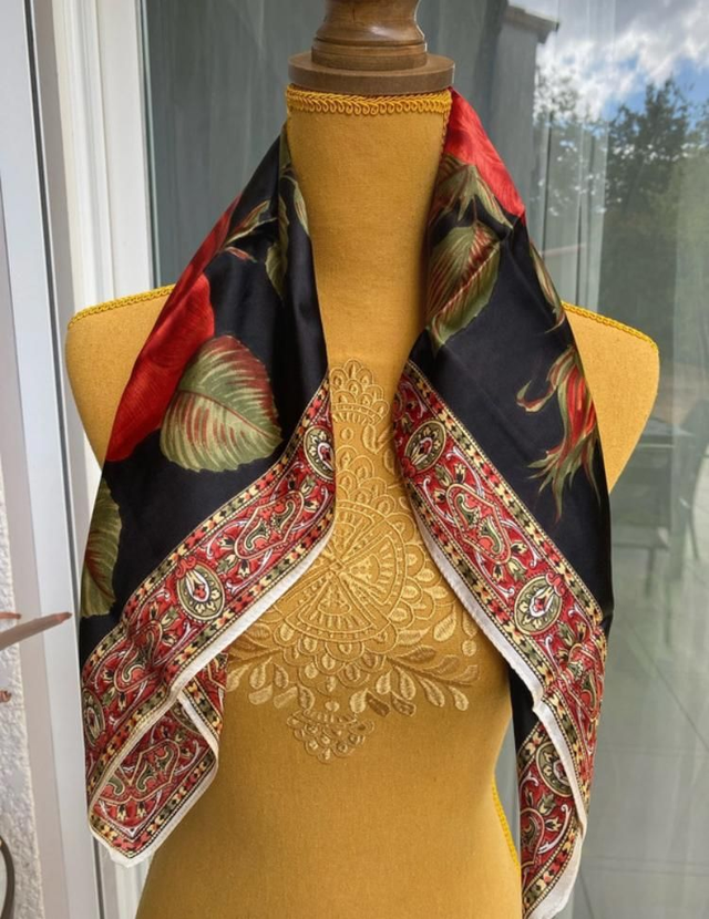 Foulard ancien en soie motif floral