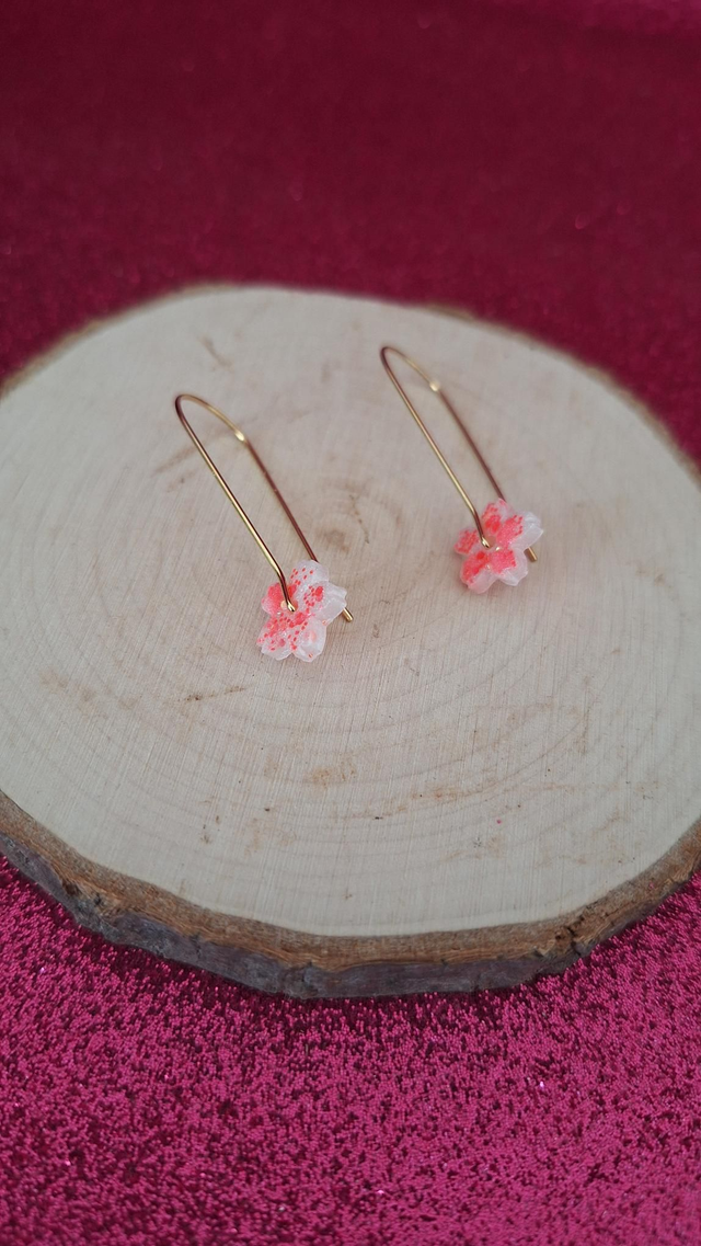 Boucles d&#039;oreilles dorées minis fleurs corail/blanc