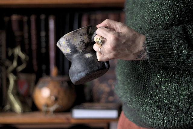 Mug corset en raku, pâquerettes