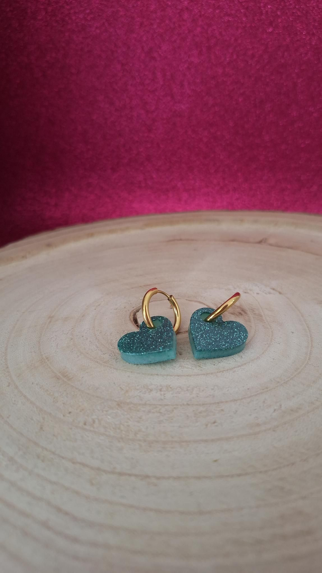 Boucles d&#039;oreilles créoles dorées cœurs paillettes turquoises 