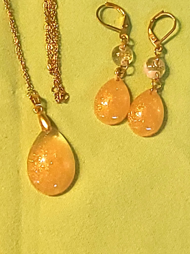 Parure collier et boucles d'oreilles assorties doré