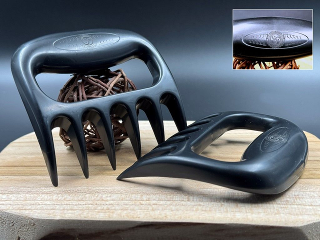 Berenklauw van zwart kunststof met BDSM-symbool.