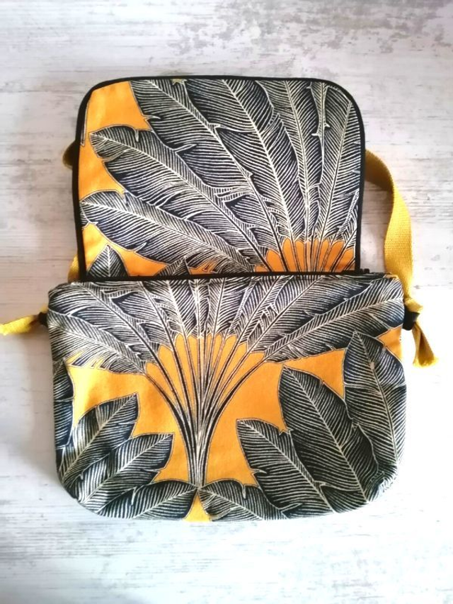 Sac upcyclé l'arbre du voyageur et ses accessoires