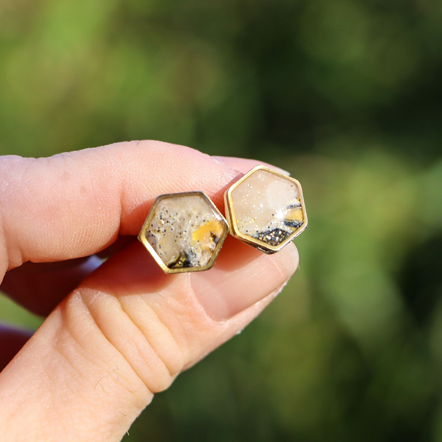 Minimalistische Ohrstecker im Faux Jaspis Look aus Polymerton, sechseckig mit goldfarbenem Rand, hypoallergen, auch rund oder herzförmig