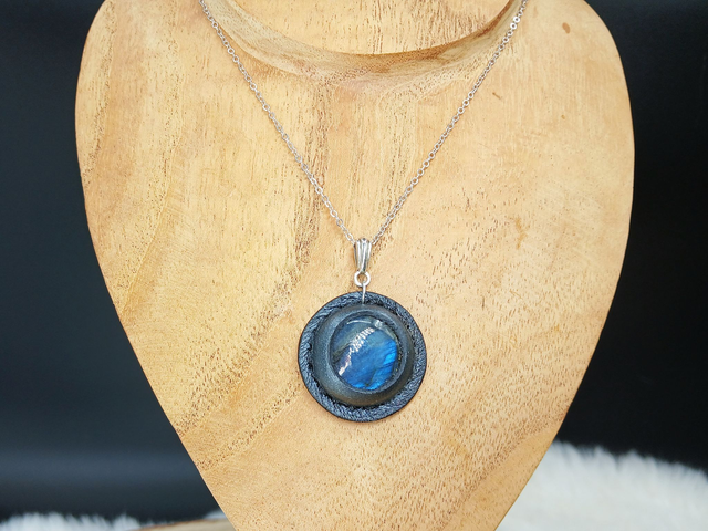 Orphné, pendentif en labradorite et cuir