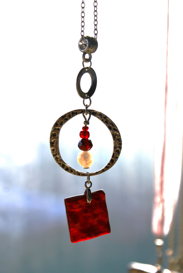 Pendentif en verre rouge cerise texturé, transparent et chaîne couleur argent. Numéro 4