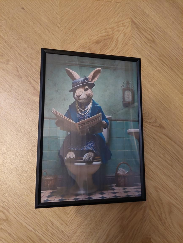 A4 koon pupurouva pöntöllä, musta kehys