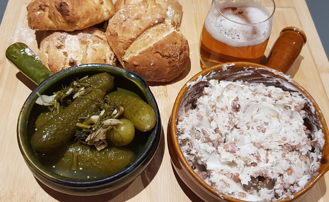 Smalec ze skwarkami i cebulką / Pork lard with fried lardons and onions