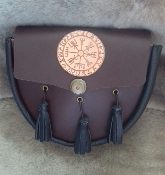 Sporran en cuir avec pompons
