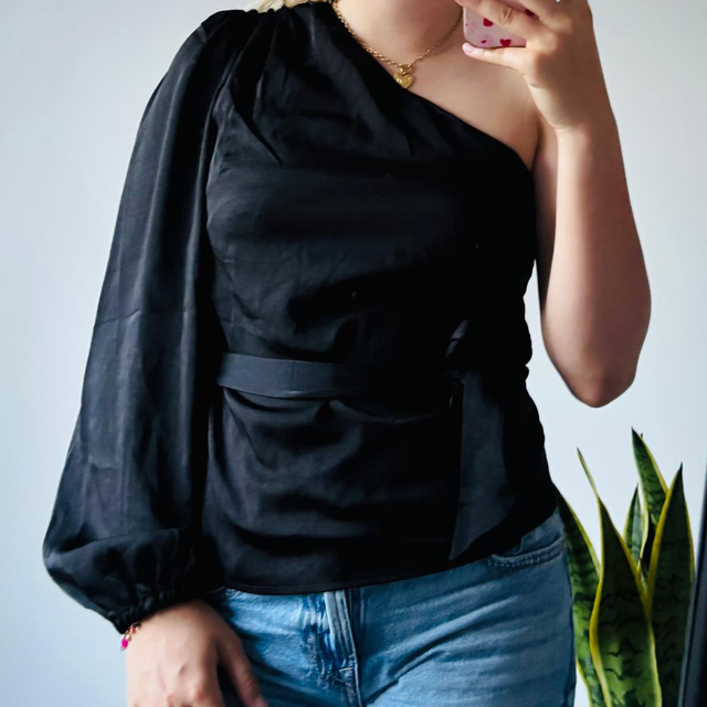 One schoulder top met riem 
