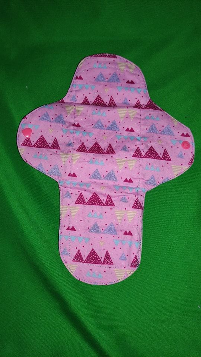 serviette hygiénique lavable (triangles et rose)