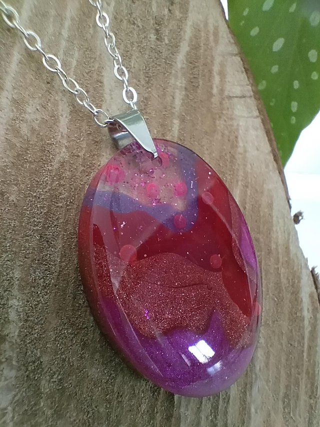 Pendentif graphique en résine époxy couleur rose et violet 