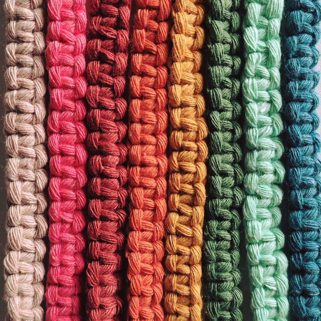 Attrape-rèves nuage arc-en-ciel en macramé