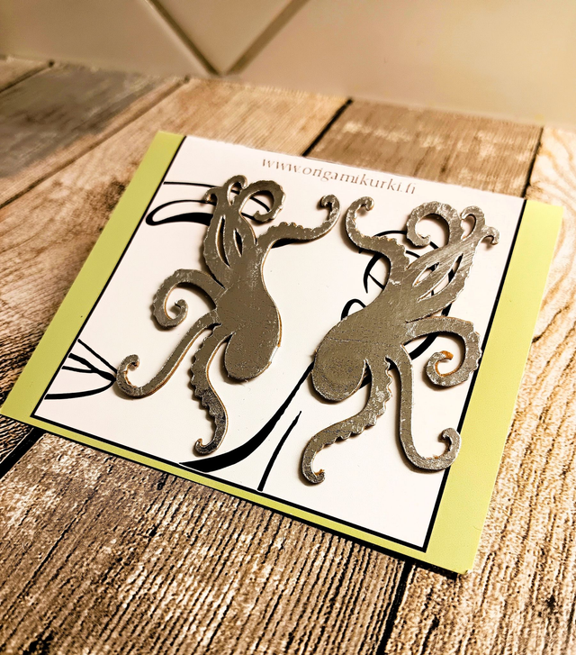 Mustekala, iso nappi (hopea).