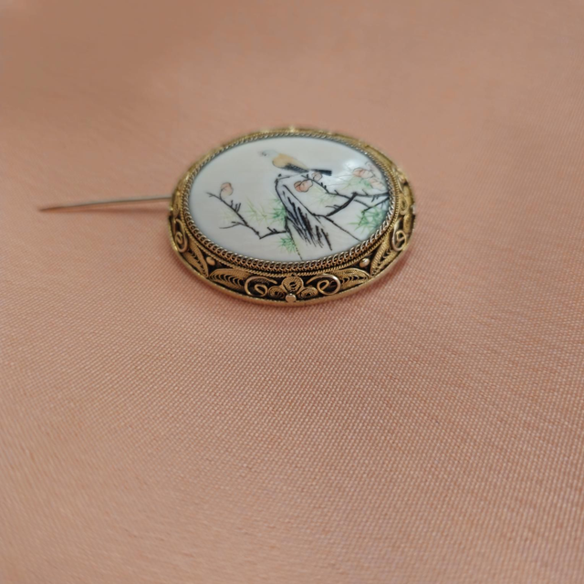 Élégante broche en argent plaqué or décor miniature