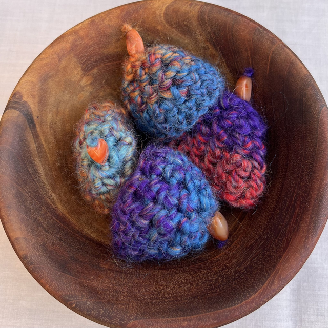 Veelkleurig eiermutsje