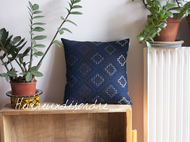 Housse de coussin brodée