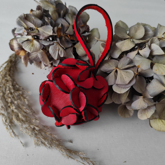 Fleur d&#039;hortensia en cuir à suspendre 