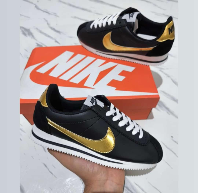 Nike Cortez negra/dorada