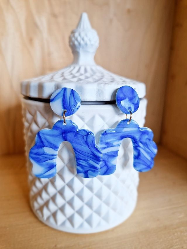 Vague Azur - Boucles d'oreilles en pâte polymère et résine.