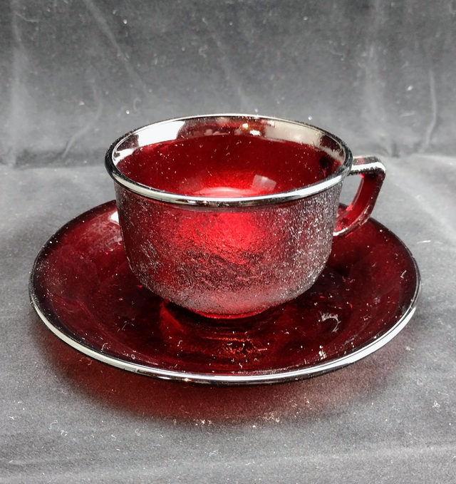 Arcoroc | Meerdere gehamerde kop en schotels (kopje diameter 8,5 | hoogte 5,5 | schotel diameter 14,5 | hoogte 2 cm) &#039;Sierra&#039; rood | Vintage