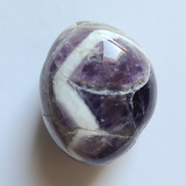 Améthyste à chevrons, pierre roulée