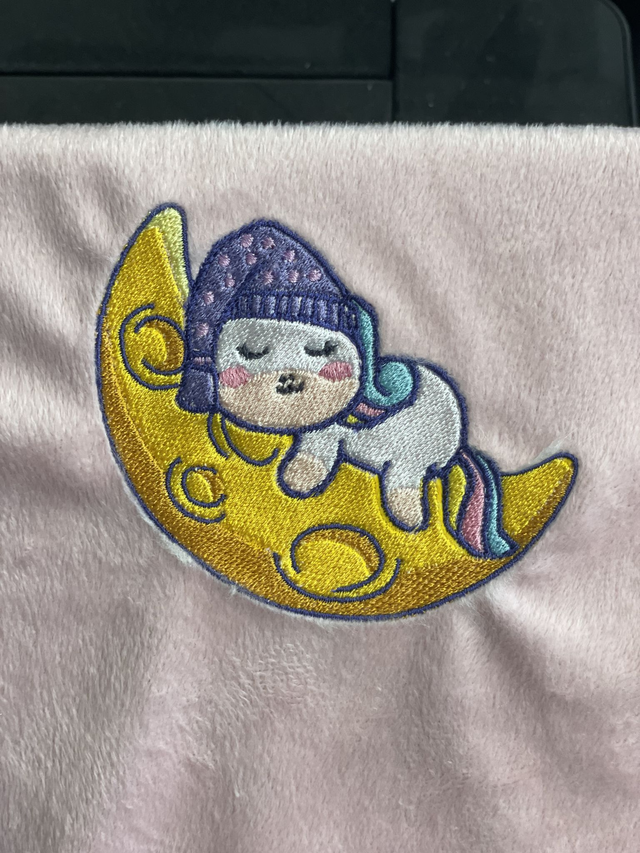 fichier broderie licorne qui dort sur la lune - Cadre 10x10 / 12 Formats