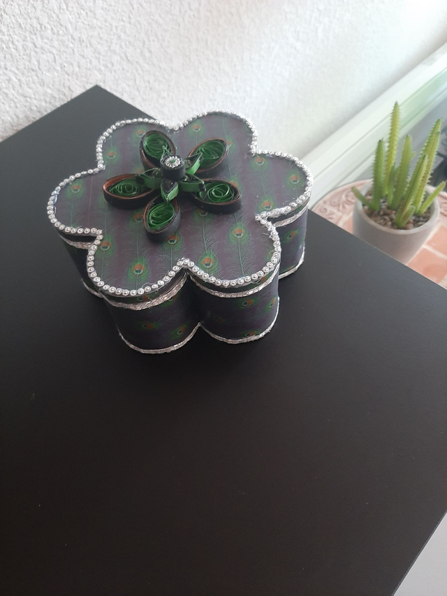 boîte  à bijoux vert multi compartiments ,  solide ,  boîte de décoration en papier kraft , fleure méthode quilling	