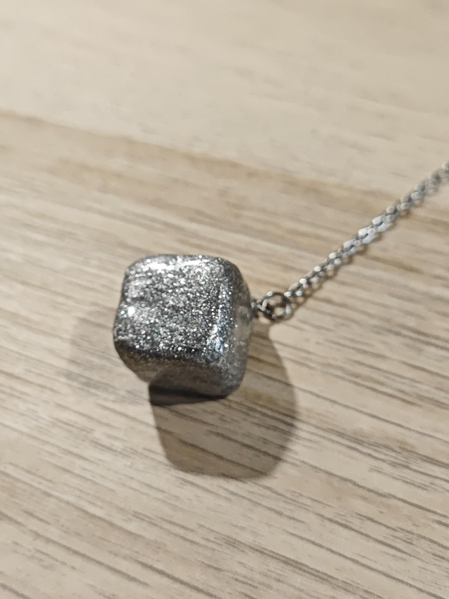 Pendule cube - argenté 