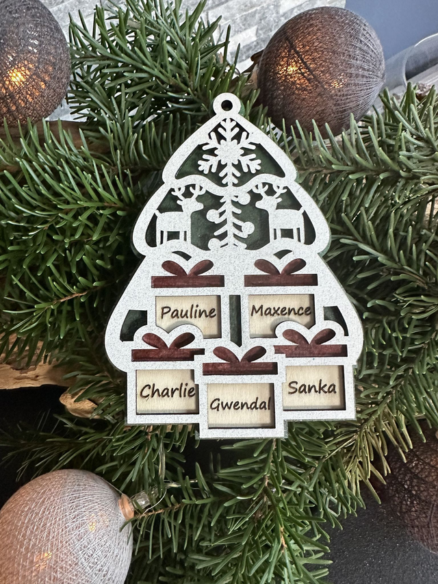 Boule de Noël en bois – Sapin vert et cadeaux personnalisés