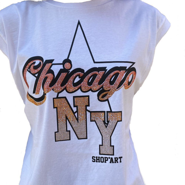 2023B18870F7 - T-shirt smanicata Shop Art con scritta -Chicago NY- e dettagli in strass