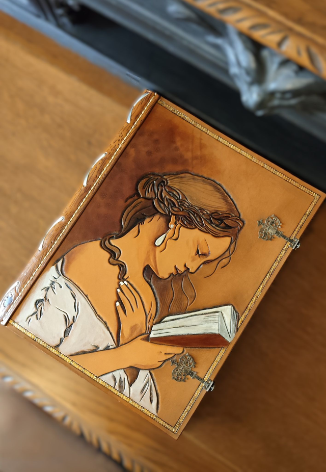 Carnet en cuir repoussé, "La liseuse" romantique