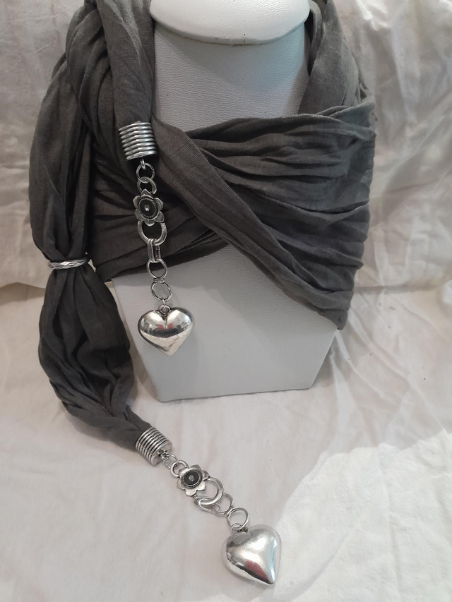 Foulard bijoux cœur gris