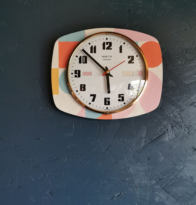 Horloge vintage pendule murale silencieuse années 70 "Vedette rose rouge bleu"