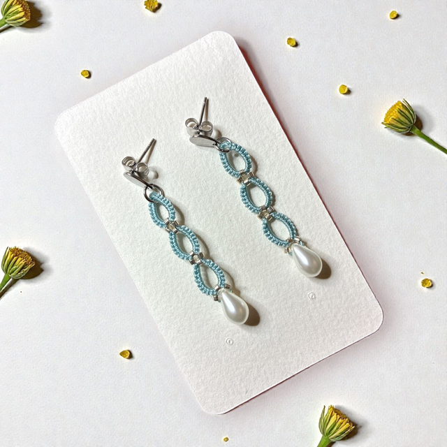 Boucles d'oreilles en dentelle de frivolité et perles nacrées