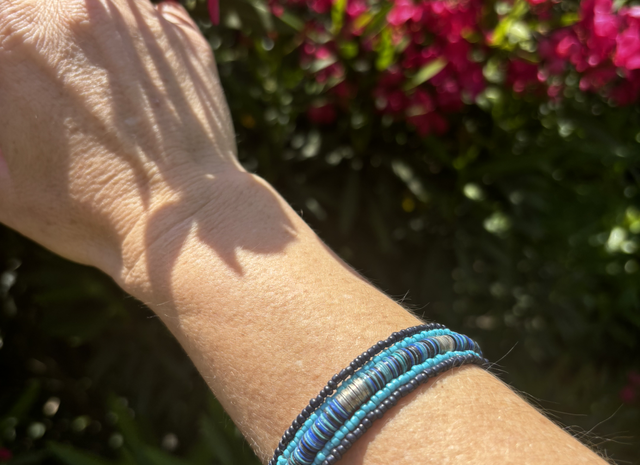 Brazalete tejido mostacilla azul