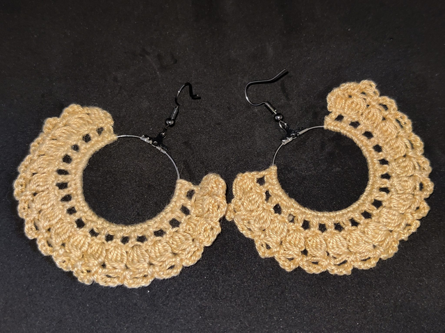 Boucles d&#039;oreilles créoles au crochet beige