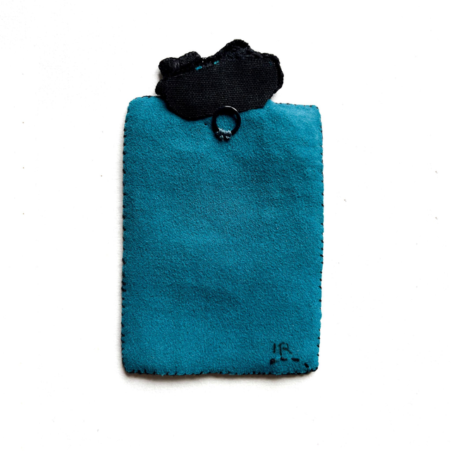 Petit tableau végétal noir et turquoise peint et brodé