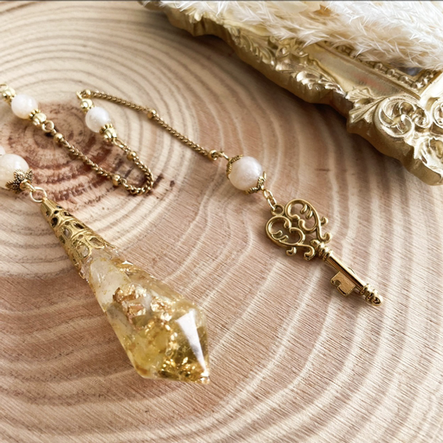 Grand pendule divinatoire en citrine chauffée, modèle clef