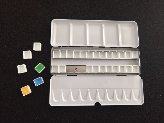 Boite en métal avec 24 demi-godets vides 