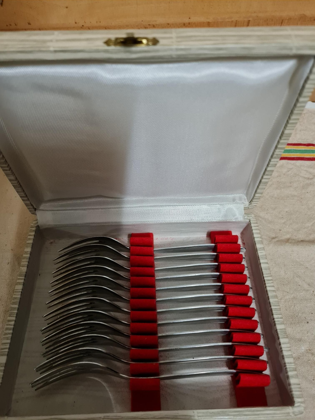 12 fourchettes a dessert inox