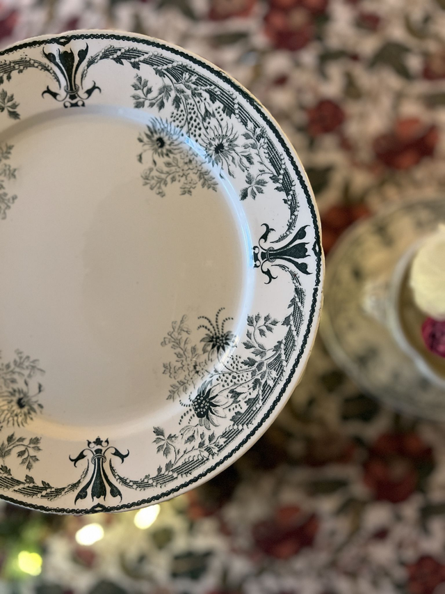 MOLIERE - Plat piédouche (ou présentoir) signé Sarreguemines - Terre de Fer