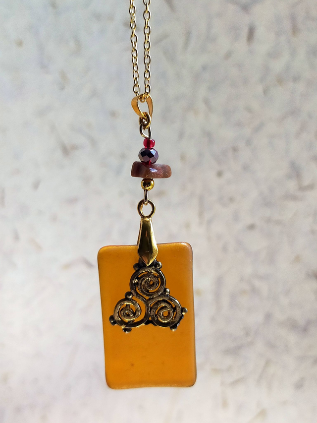 Pendentif en verre caramel dépoli et chaîne couleur or.