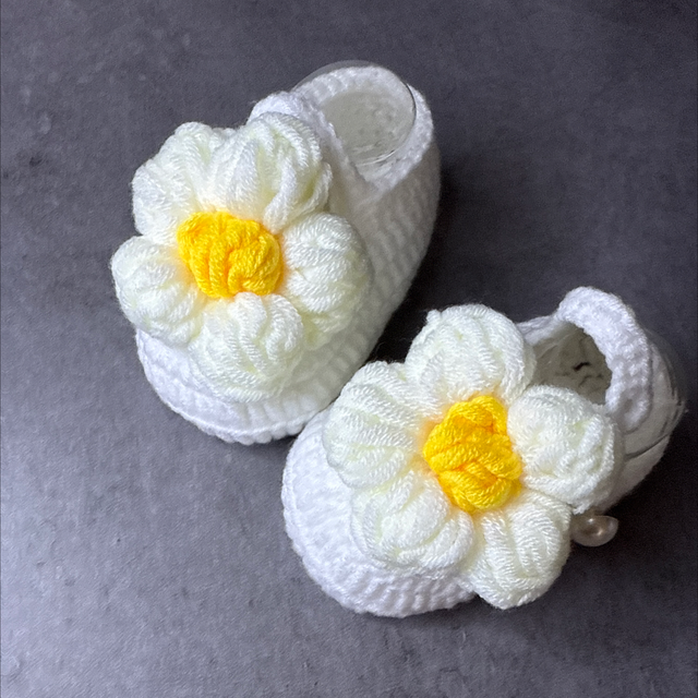 Blanc et fleur jaune