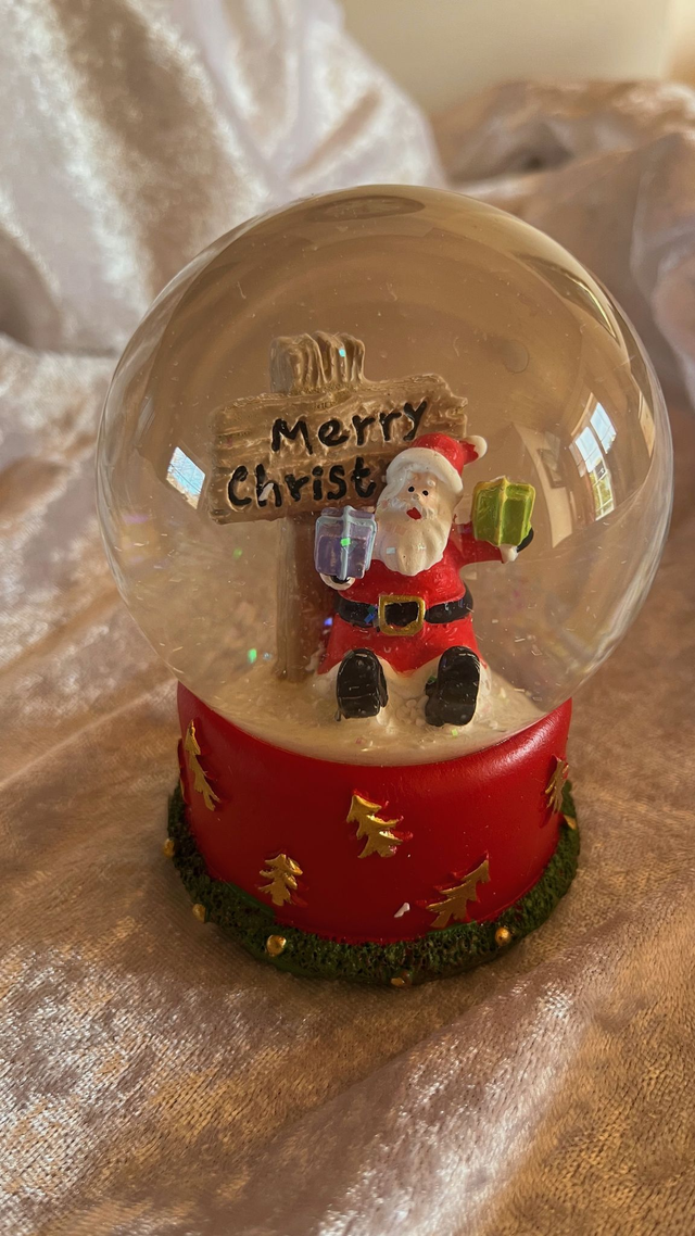 Schneekugel mit Weihnachtsmann und LED – dekorative Weihnachtsfigur aus Poly und Glas